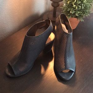 City Classified heels